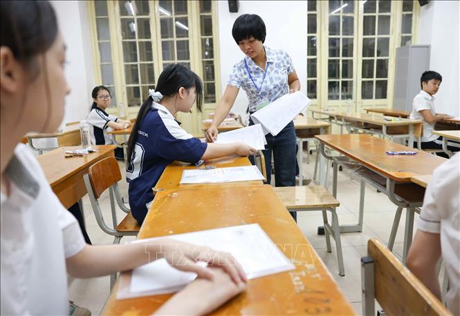 Thí sinh trước giờ làm bài thi môn Ngữ văn tại điểm thi Trường THPT Trần Phú - Hoàn Kiếm. Ảnh: Thanh Tùng - TTXVN